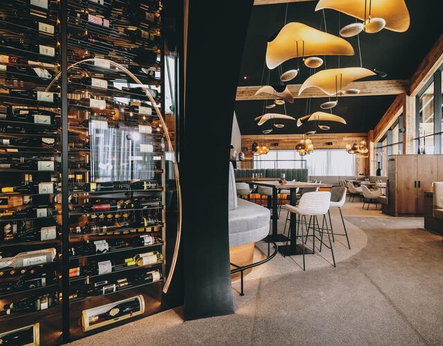 Modernes Restaurantinterieur mit großem Weinregal