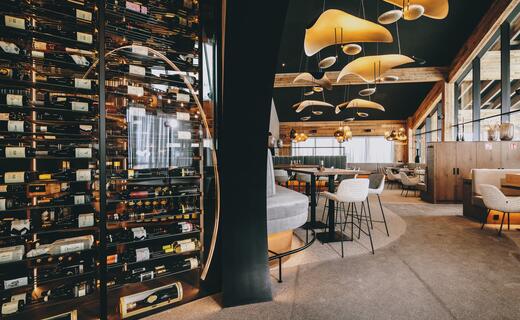 Modernes Restaurantinterieur mit großem Weinregal