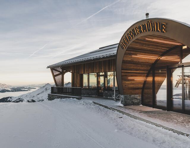 Moderne Gletschermühle aus Holz mit weitem Alpenblick | © Kitzsteinhorn 