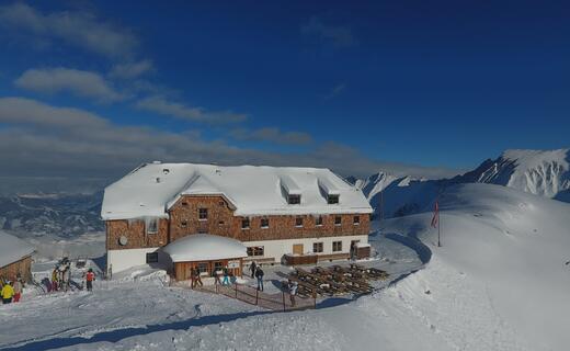 KREFELDERHÜTTE (3) | © Kitzsteinhorn Von der großzügigen Hüttenterrasse genießt man das Panorama der umliegenden Dreitausender | © Kitzsteinhorn