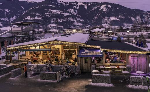 MAISI-ALM | © Kitzsteinhorn Direkt neben dem Kaprun Center und der neuen MK Maiskogelbahn und der ganzjährig geöffneten Alpen Achterbahn "Maisiflitzer" gelegen, ist die Maisi Alm ganzjährig ein beliebter Treffpunkt | © Kitzsteinhorn