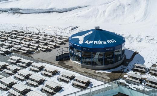 The Parasol umbrella bar guarantees a cheerful atmosphere with the latest hits and Après-Ski classics after a day of skiing and snowboarding | © Kitzsteinhorn