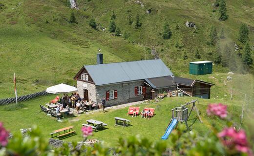 Salzburgerhütte is located just below the “Langwiedboden” station of the glacier railway Kaprun at the so-called Salzburger Boden | © Kitzsteinhorn