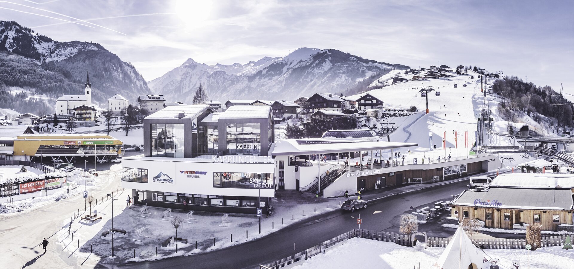 The Kaprun Center is the valley terminal of the MK Maiskogel Lift and a service hub with ticket- and informationoffices, a ski depot with up to 2000storage lockers and a modern sports shop. | © Kitzsteinhorn