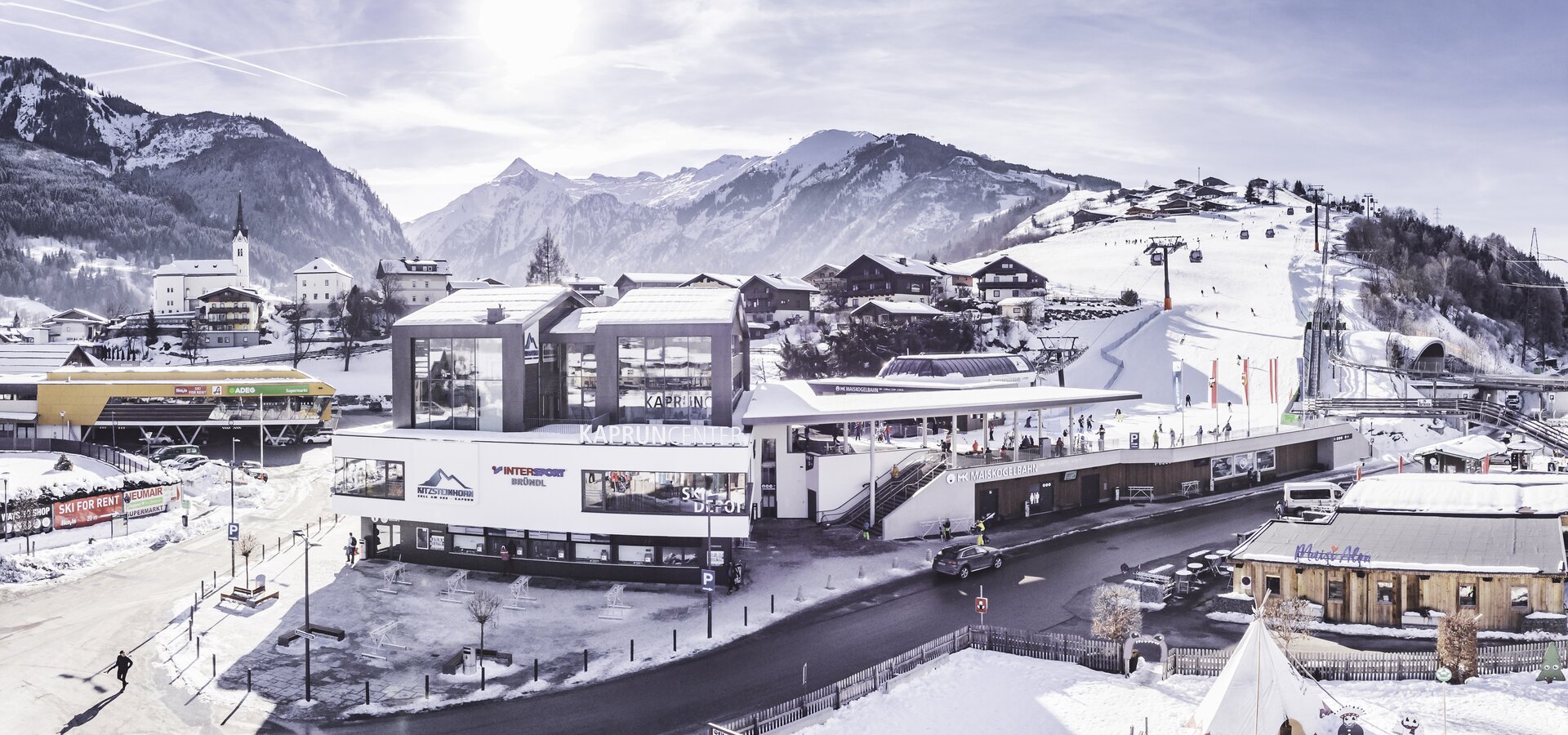 Das Kaprun Center ist Talstation der MK Maiskogelbahn und Servicecenter mit Kassen & Info, einem Skidepot mit bis zu 2.000 Stellplätzen und einem modernen Rent- & Sportshop. | © Kitzsteinhorn