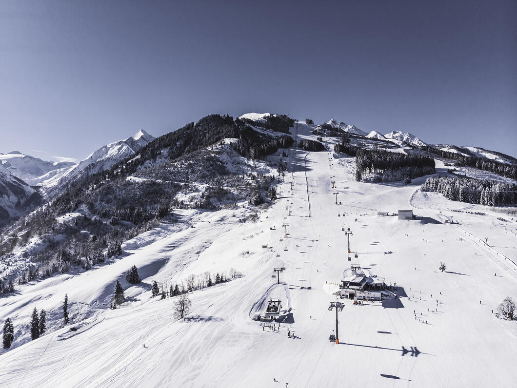 Mittelstation Stanger | © Kitzsteinhorn Durch die neue Mittelstation Stanger (1.137 m) werden die weiten und flachen Pisten am Maiskogel für Familien, Anfänger und Skischulen optimal erreichbar. | © Kitzsteinhorn
