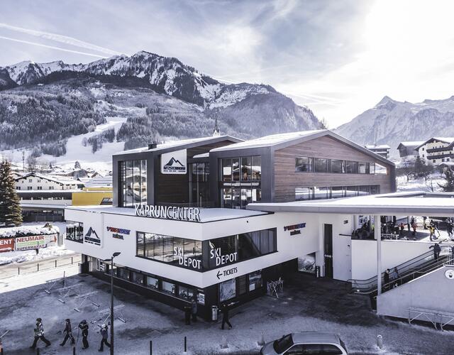 Das multifunktionale Gebäude vereint Kassen, Intersport Bründl Maiskogel – einen modernen, großzügigen Sport- und Rentshop – sowie ein großzügiges Skidepot unter einem Dach. Im Depot können Gäste, die im Ort wohnen, bis zu 2.000 Skier und Schuhe deponieren und bequem zu Fuß oder mit Ski- und Dorfbus zu ihrem Hotel gelangen. | © Kitzsteinhorn