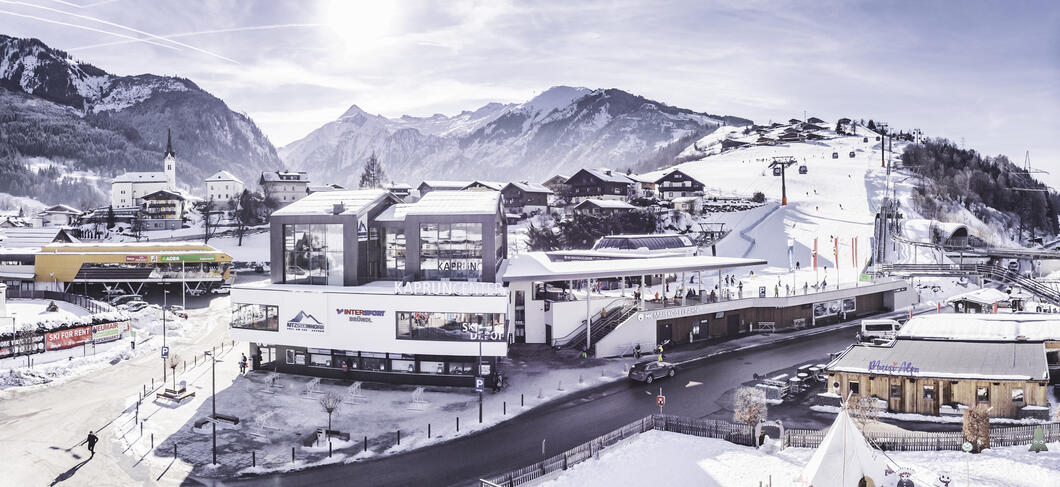 Talstation - Kaprun Center | © Kitzsteinhorn Das Kaprun Center ist Talstation der MK Maiskogelbahn und Servicecenter mit Kassen & Info, einem Skidepot mit bis zu 2.000 Stellplätzen und einem modernen Rent- & Sportshop. | © Kitzsteinhorn