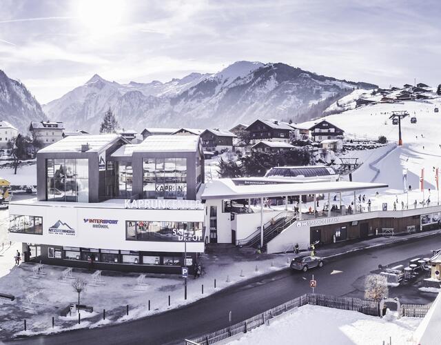 The Kaprun Center is the valley terminal of the MK Maiskogel Lift and a service hub with ticket- and informationoffices, a ski depot with up to 2000storage lockers and a modern sports shop. | © Kitzsteinhorn