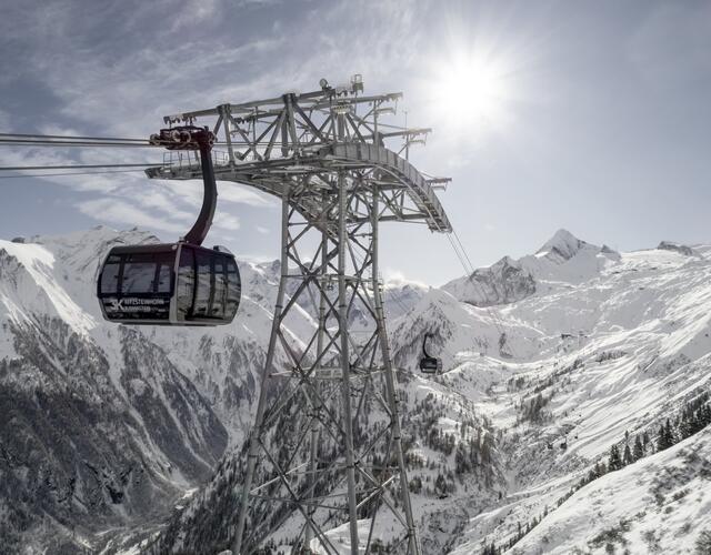 Gondelbahn vor Bergkulisse im Schnee