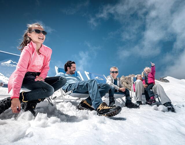 Chilling out on sun loungers at the glacier plateau  | © Kitzsteinhorn