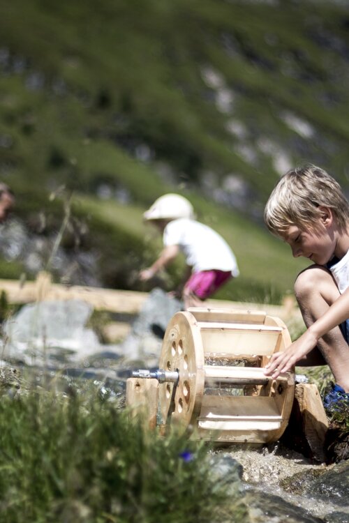 many water toys made of wood and clean mountain waters | © Kitzsteinhorn