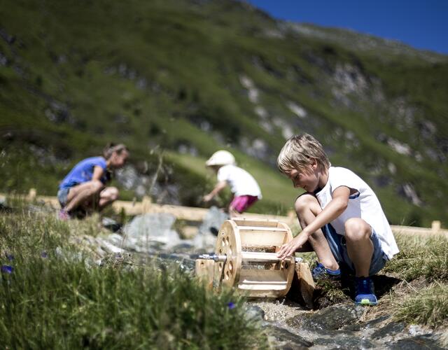 Wasserspielgeräte aus Holz und reines Bergwasser | © Kitzsteinhorn