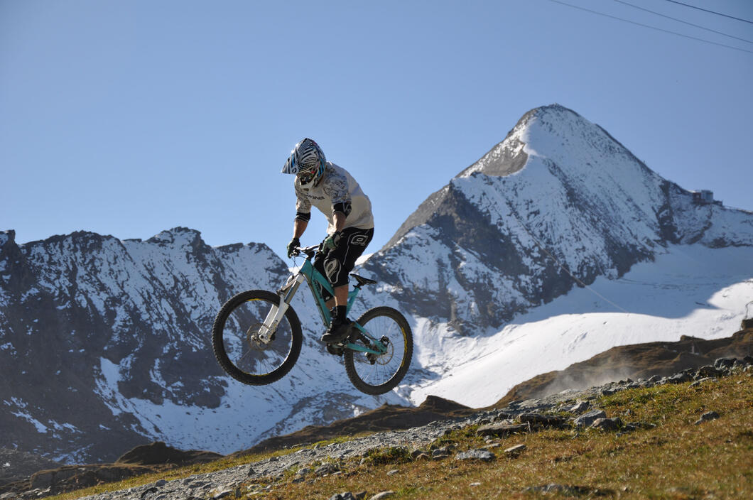 Challenging alpine trails with glacier view | © Markus Greber