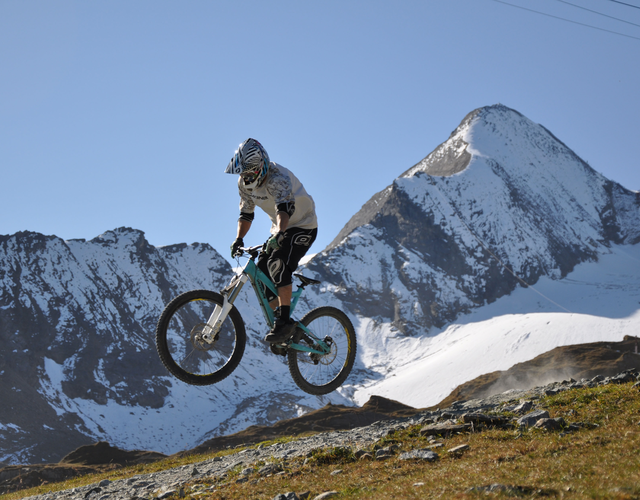 Anspruchsvolle alpine Trails mit Gletscherblick | © Markus Greber