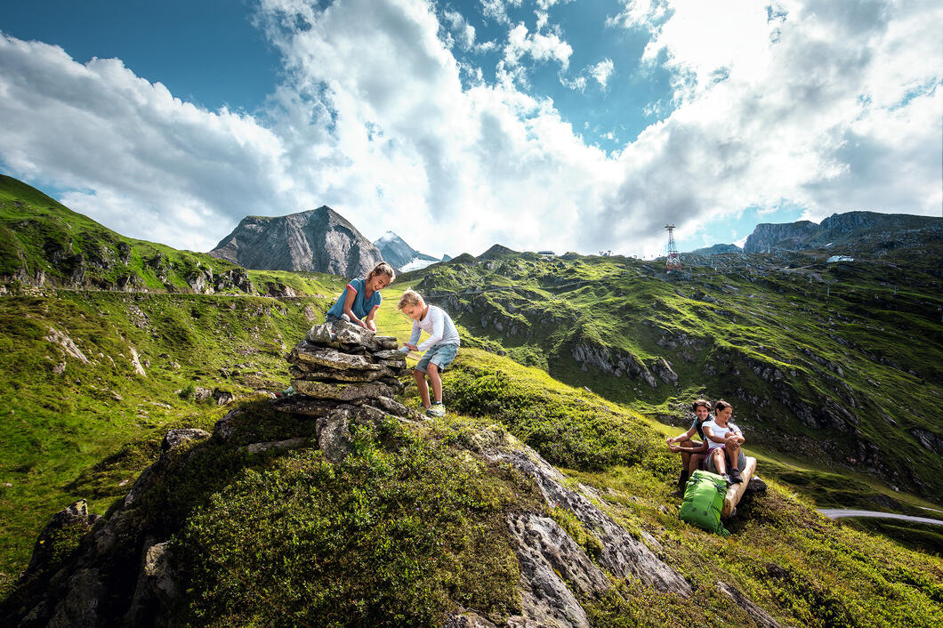 Mal sanft ansteigende Wege über grüne Böden und mit bunter Blumenvielfalt, mal hochalpine Felslandschaft mit karstigen Steigen | © Kitzsteinhorn