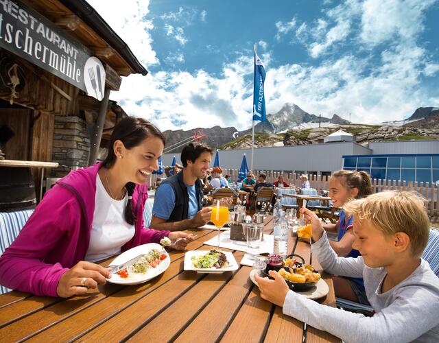 Deserved break in the mountain restaurant Gletschermühle  at 2,450 metres above sea level | © Kitzsteinhorn