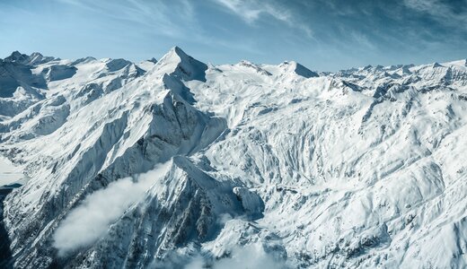 Verschneites Gletscherskigebiet am Kitzsteinhorn