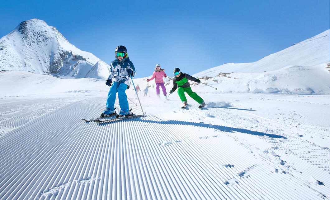 Auf den weiten Gletscherhängen des Kitzsteinhorns finden Familien die perfekten Bedingungen für den Winterurlaub | © Kitzsteinhorn