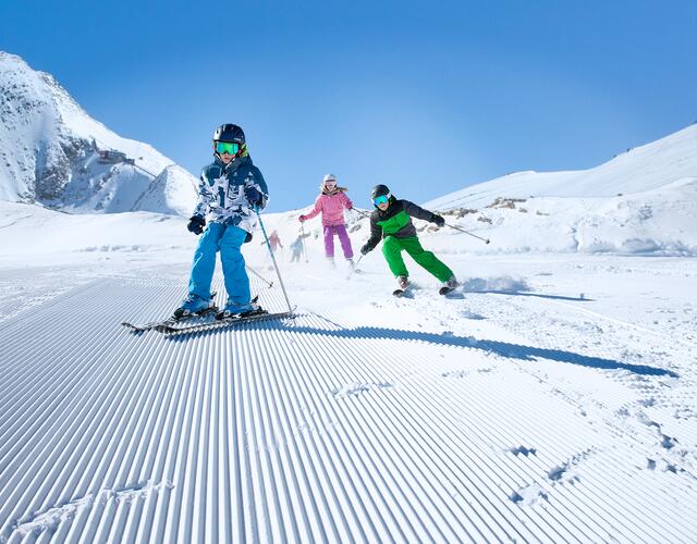 Auf den weiten Gletscherhängen des Kitzsteinhorns finden Familien die perfekten Bedingungen für den Winterurlaub | © Kitzsteinhorn