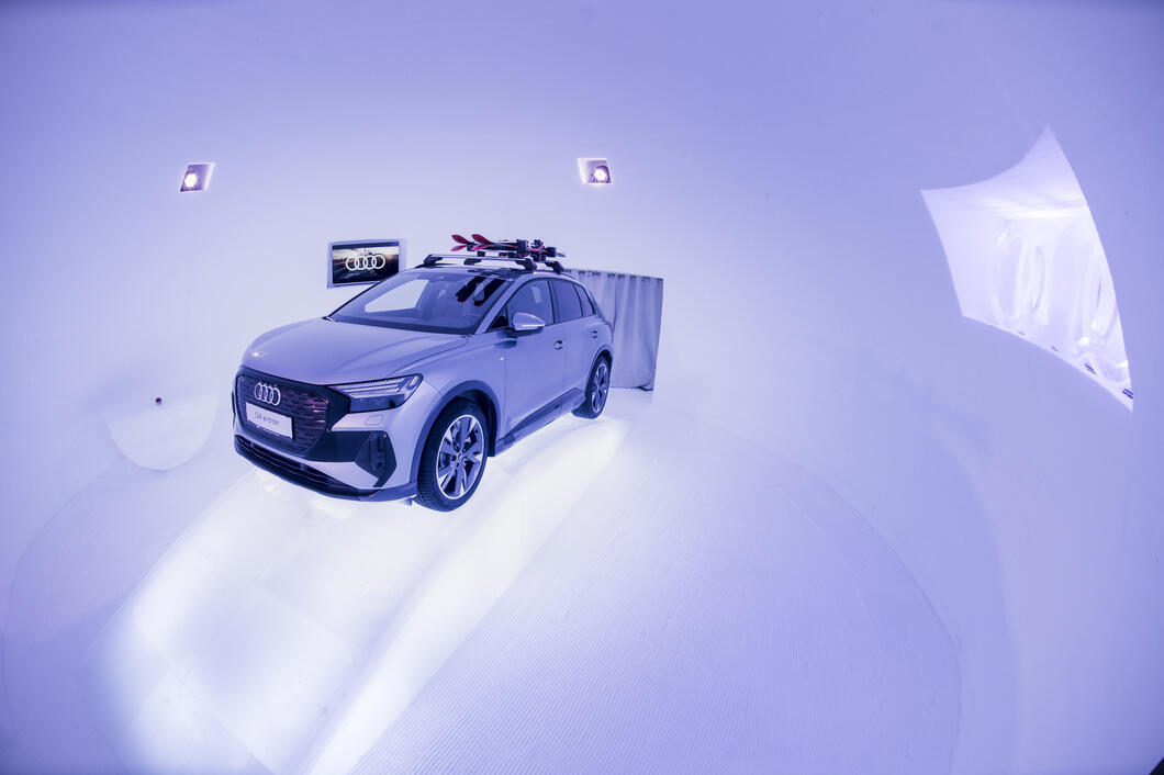 Im Audi Showroom beeindruckt dieses Jahr der styliche Audi Q4 e-tron, an dessen Seite man am automatischen Photopoint gleich ein Erinnerungsfoto machen kann. | © Kitzsteinhorn
