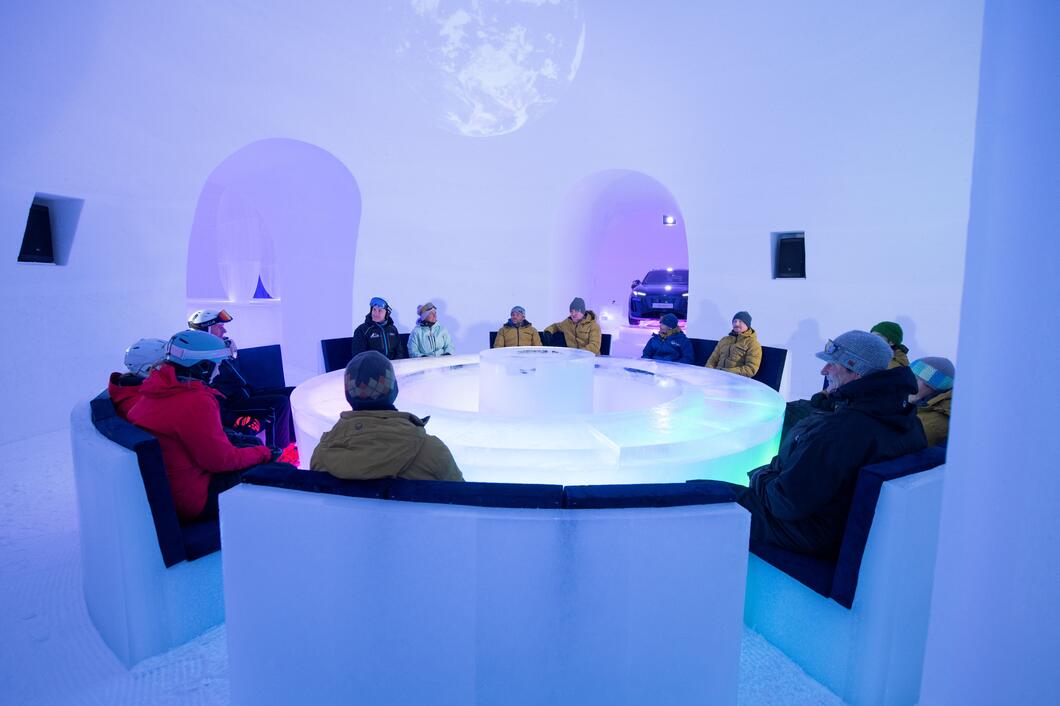 Menschen an beleuchteter Eisbar in Igluu