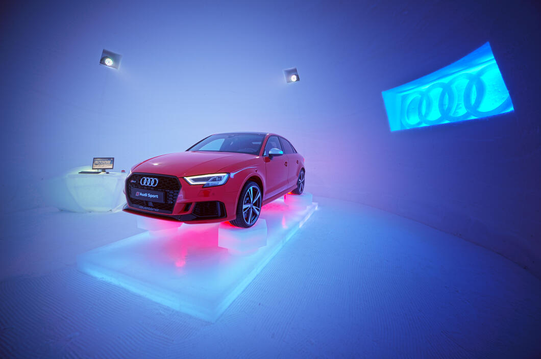 Im Audi Showroom überraschte 2018 der feuerrote Audi RS 3 | © Kitzsteinhorn