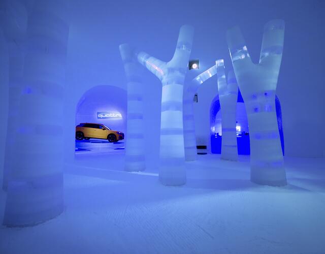 Igloos with impressive ice art | © Kitzsteinhorn