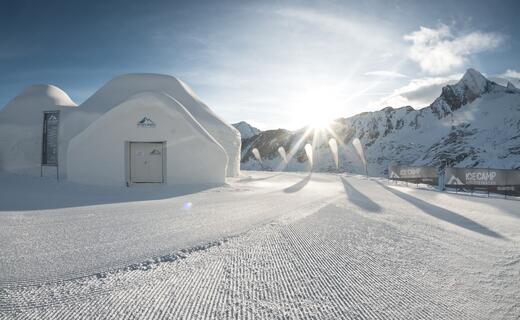 The ICE CAMP presented by Audi is THE meeting point in the Kitzsteinhorn Glacier ski resort in Kaprun