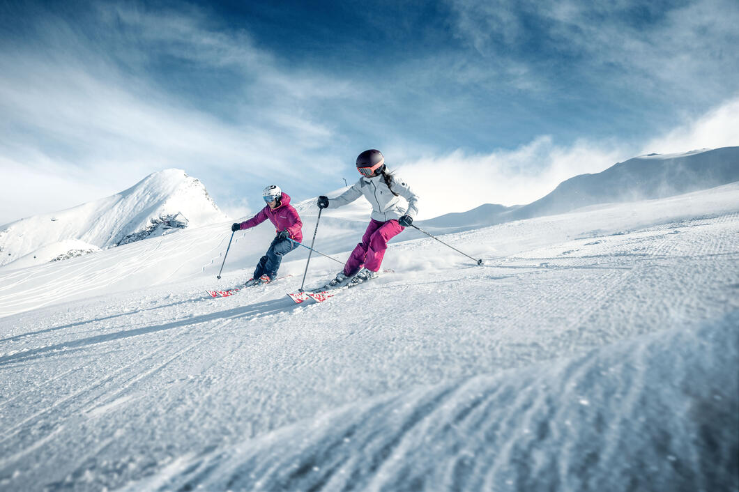 Fantastic views in 3.000 metres above sea level and glistening natural snow make the only glacier ski resort of the Salzburger Land a guarantor for diverse winter sports possibilities | © Kitzsteinhorn