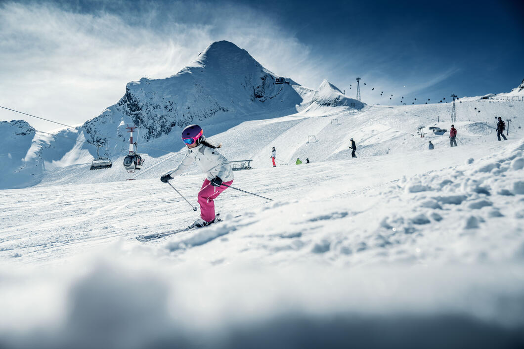 Sportliche Skifahrer und Boarder ebenso wie Genießer, Tiefschnee-Fans oder Freestyler – sie alle finden auf den weiten Hängen des Gletscherskigebiets ein perfektes Angebot | © Kitzsteinhorn