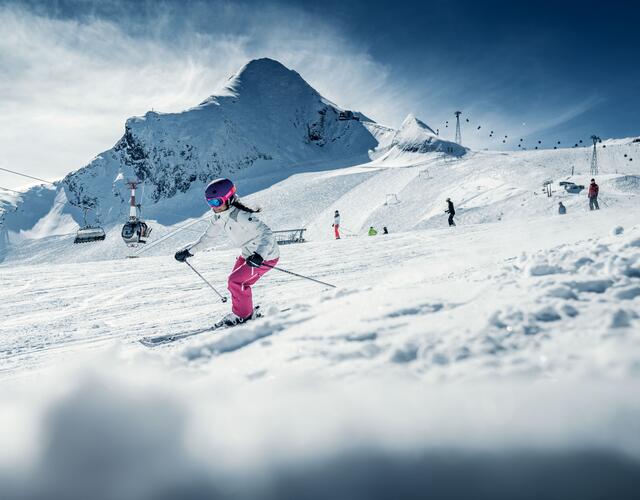 Sporty skiers and boarders as well as aficionados, deep snow fans or freestylers – all will find the perfect programme on the wide slopes of the glacier ski resort | © Kitzsteinhorn