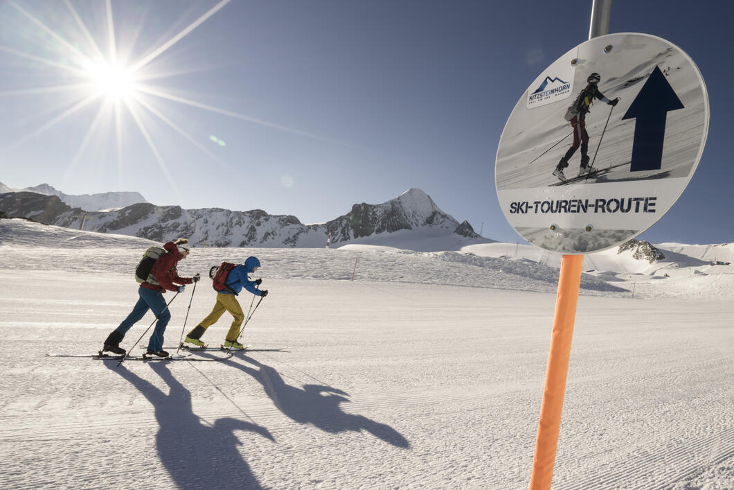 Mit den ersten Schneefällen werden die beiden ausgeschilderten Skitourenrouten „Eisbrecher" und „Schneekönigin" mit Start am Langwiedboden eröffnet | © Kitzsteinhorn