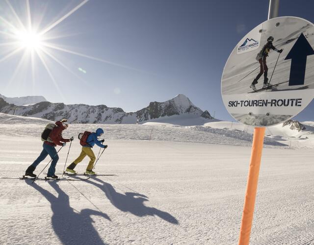 Mit den ersten Schneefällen werden die beiden ausgeschilderten Skitourenrouten „Eisbrecher" und „Schneekönigin" mit Start am Langwiedboden eröffnet | © Kitzsteinhorn