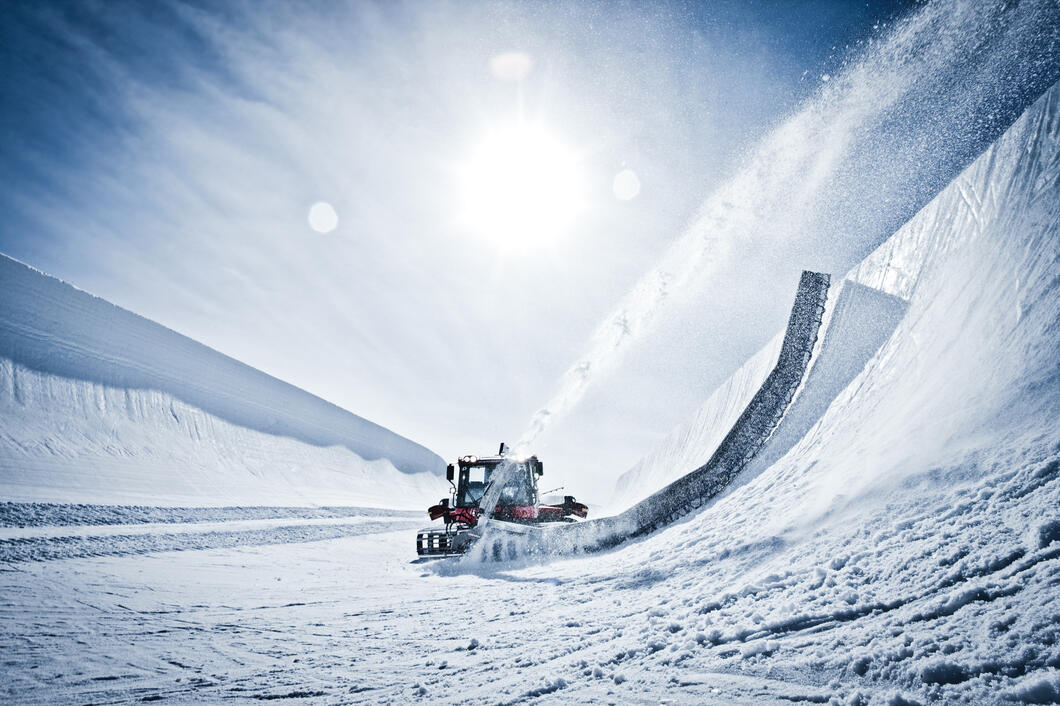 Die mächtige Superpipe mit über sechs Meter hohen Wänden zieht Jahr für Jahr internationale Top-Athleten auf das Kitzsteinhorn in Kaprun | © Kitzsteinhorn