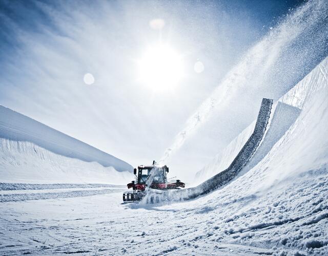 Die mächtige Superpipe mit über sechs Meter hohen Wänden zieht Jahr für Jahr internationale Top-Athleten auf das Kitzsteinhorn in Kaprun | © Kitzsteinhorn