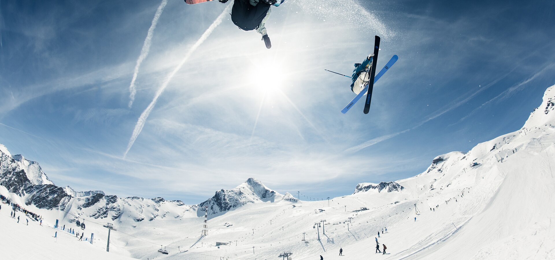 Ein Snowboarder und ein Skifahrer machen Tricks im Snowpark am Kitzsteinhorn | © Kitzsteinhorn / Rohrbacher