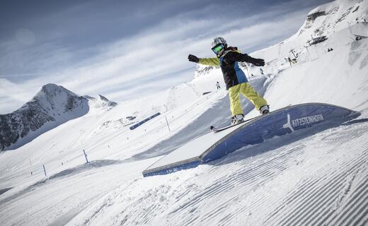 SNOWPARK KIDS | © Kitzsteinhorn Abwechslungsreiche Easy-, Medium- und Pro-Lines. | © Kitzsteinhorn