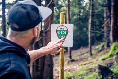 Auch für die Beschilderung sind die Trailbauer zuständig | © Edith Danzer