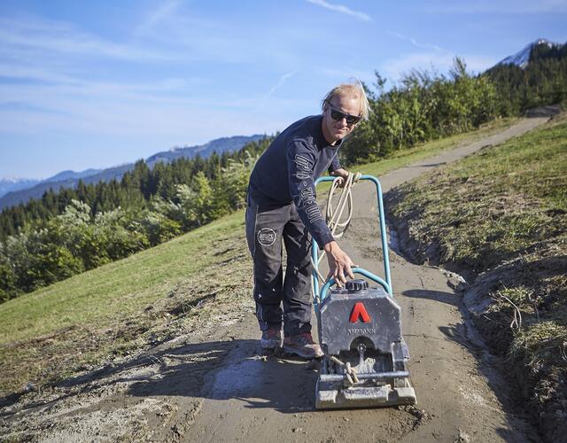 Mit der Rüttelplatte wird das Material verdichtet. | © Daniel Roos