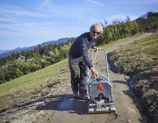 Mit der Rüttelplatte wird das Material verdichtet. | © Daniel Roos