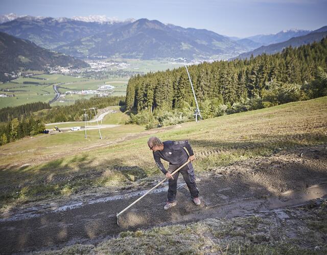 Feinschliff in reiner Handarbeit | © Daniel Roos