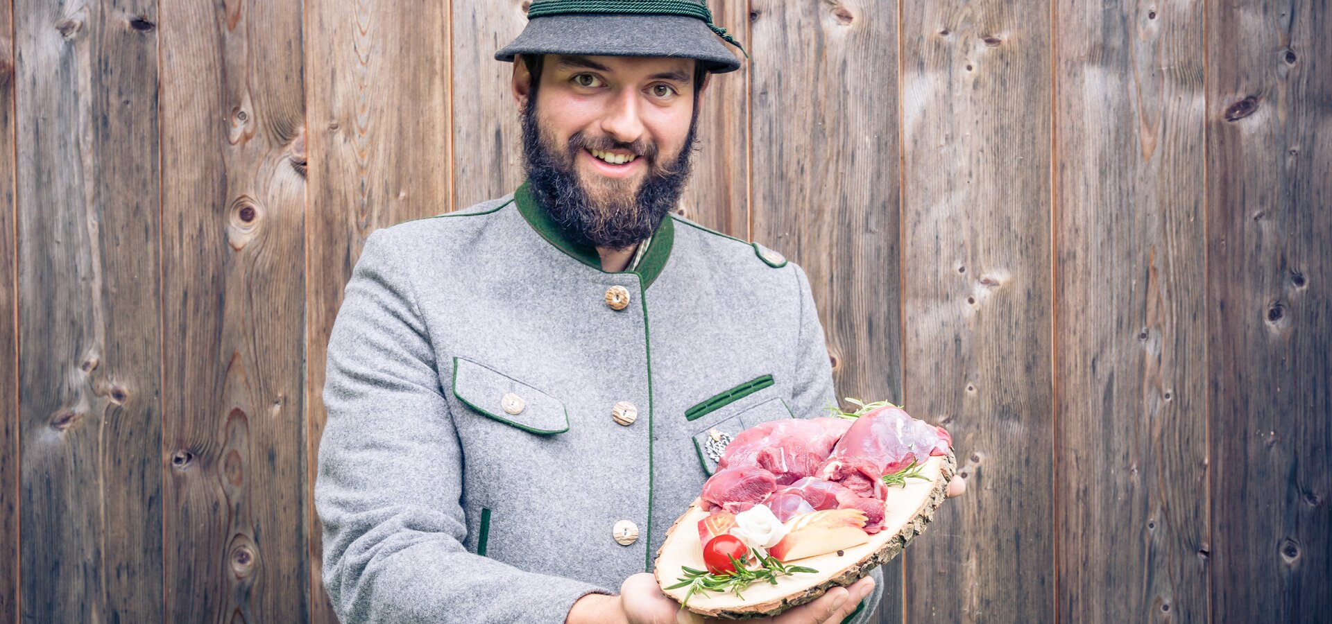 Der Jäger präsentiert das frische Fleisch vom Hirsch | © c Edith Danzer