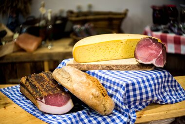Käse Speck und Brot vom Augut | © c Edith Danzer