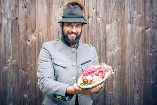 Der Jäger präsentiert das frische Fleisch vom Hirsch | © c Edith Danzer Der Jäger präsentiert das frische Fleisch vom Hirsch | © c Edith Danzer