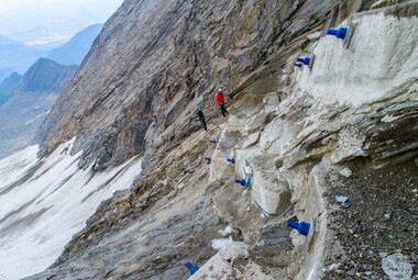 Überprüfung der Felsanker unter der Gipfelstation | © Georesearch