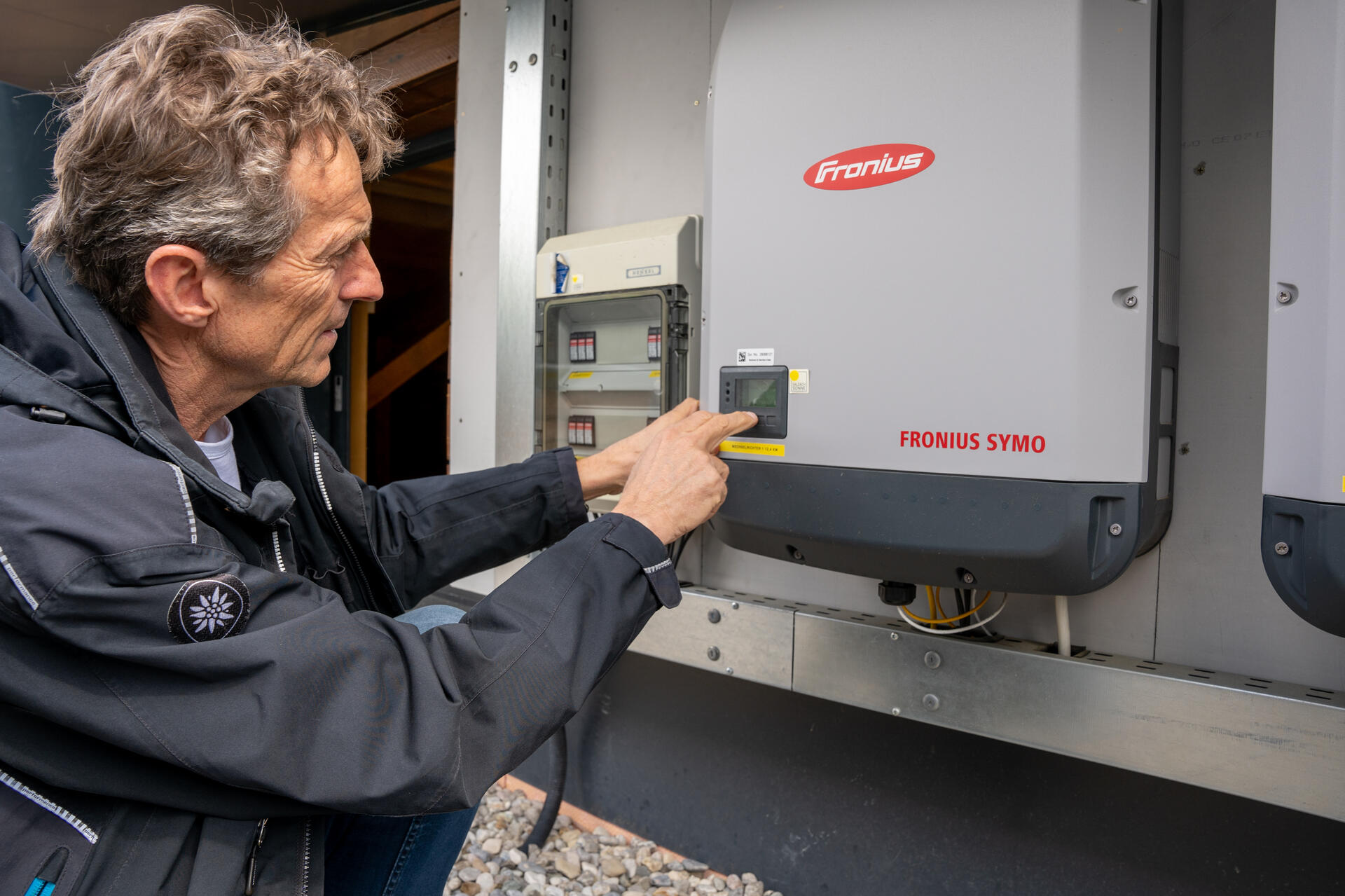 Günther Brennsteiner checkt die Stromproduktion. | © Edith Danzer