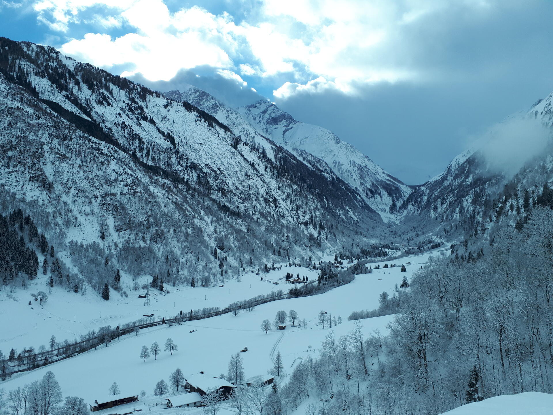 Das Kaprunertal - links die sehr ruhigen Steilflächen, rechts der Wintersport.  | © Paul Griesberger