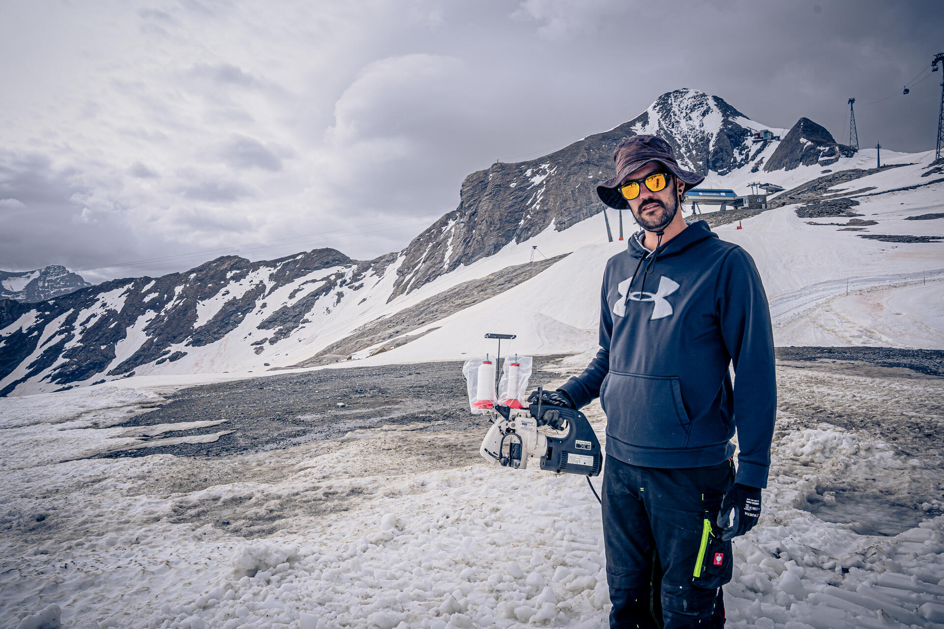 Schnei(der)meister Stefan Bürgler mit der Handnähmaschine